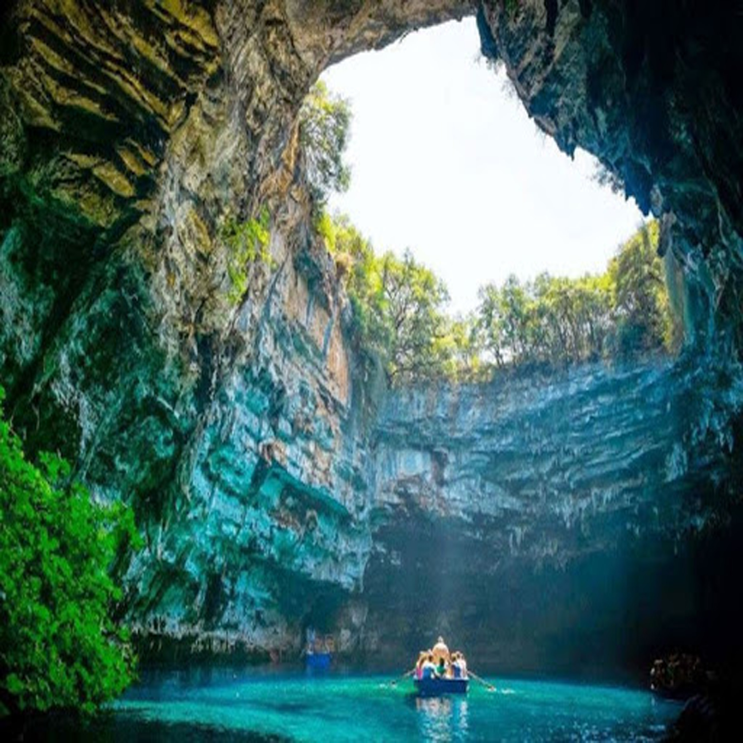 Очень интересные места в мире. Пещерное озеро Мелиссани. Озеро Мелиссани Греция. Пещера Мелиссани Греция. Пещерное озеро Мелиссани (о. Кефалония).
